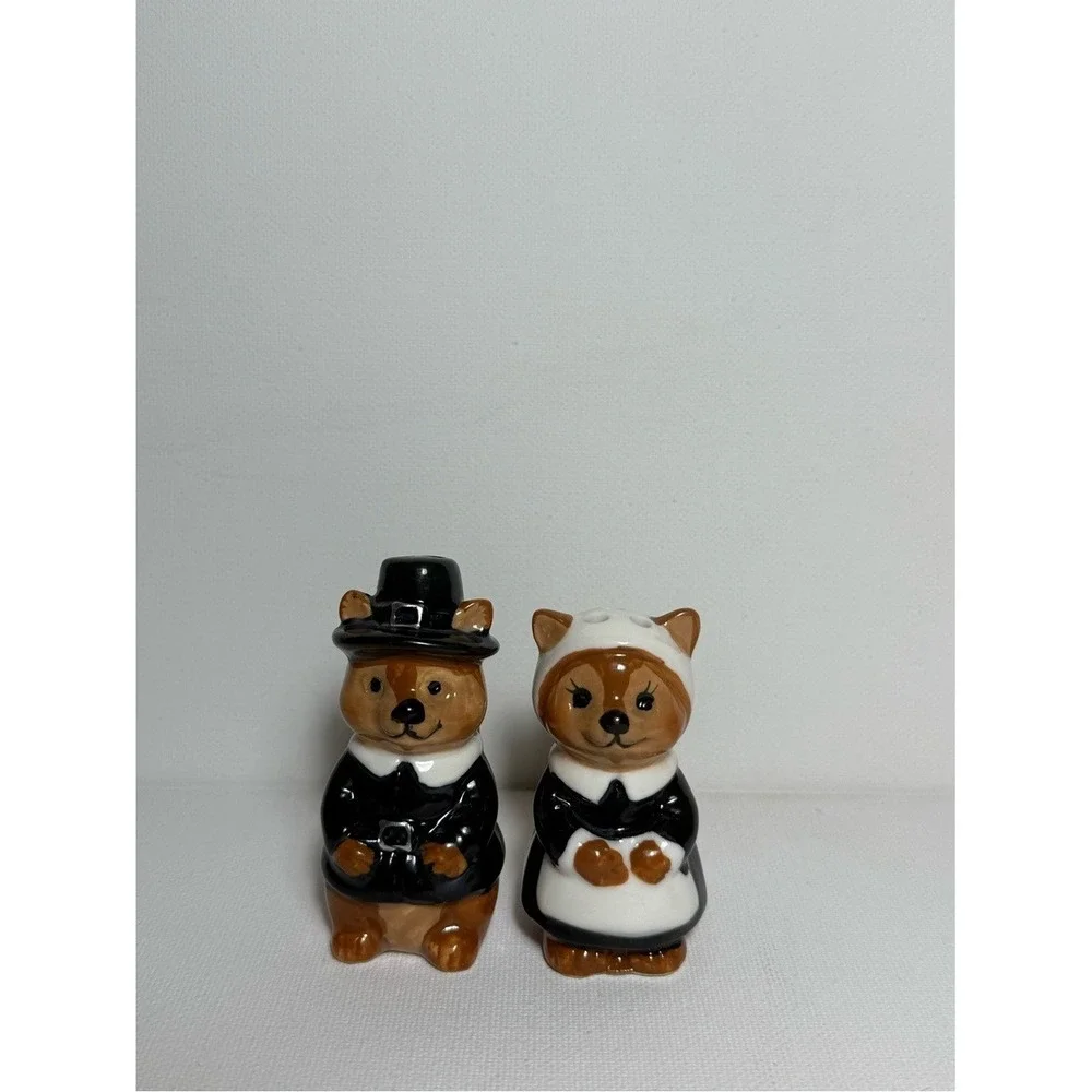 Cracker Barrel Pilgrim Squirrel Couple Mini Salt & Pepper Shakers Ceramic NWT